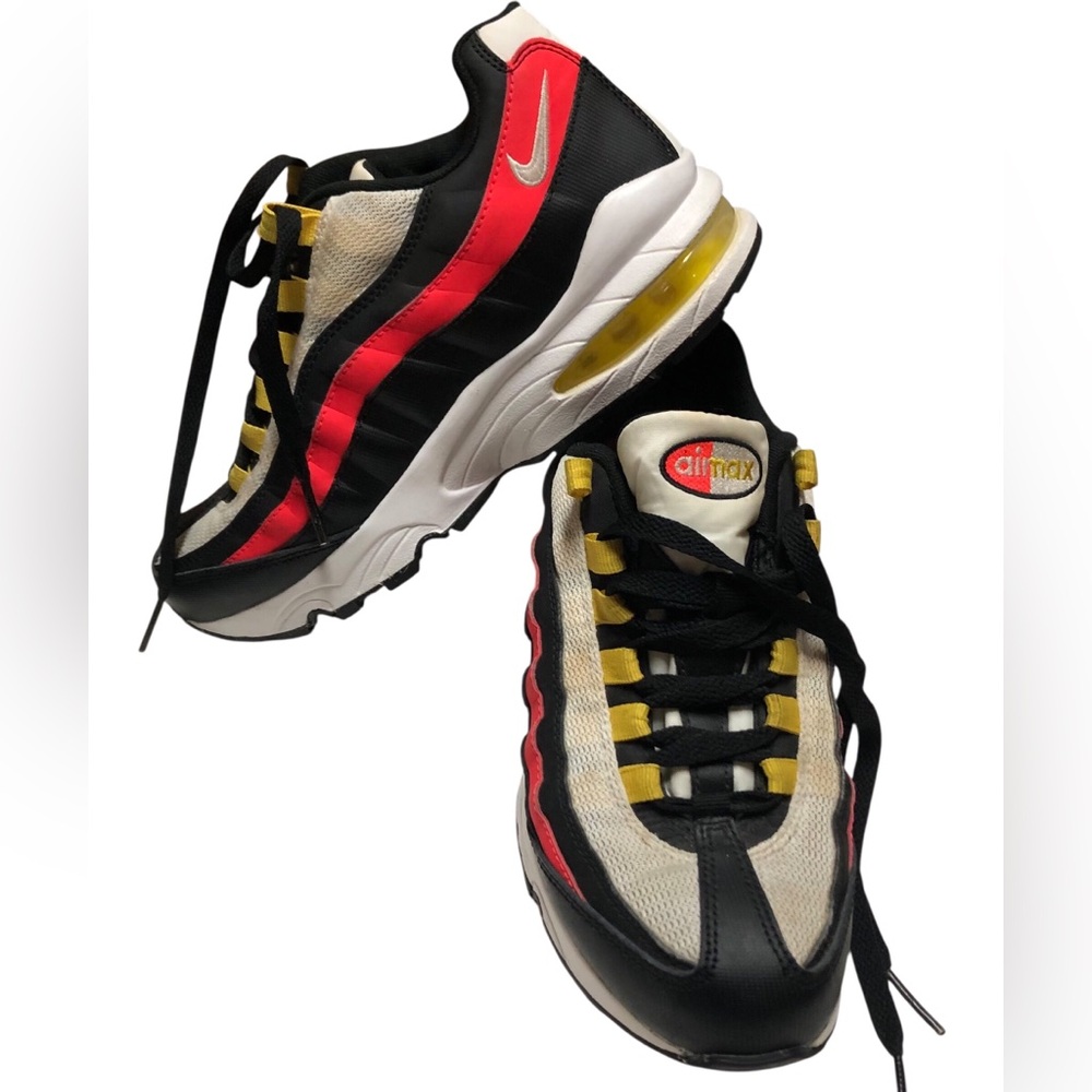 NIKE AIR MAX 95 US Size 5Y. Vibrant Kids Sneakers with Red and Black Accents.